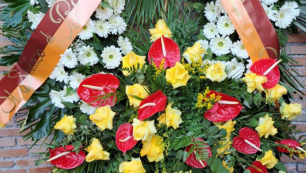 PORODICA, MILAN, FIFA, ROMA... Ispred bazilike već stigao veliki broj venaca za Mihu, ne zna se koji je lepši (VIDEO)