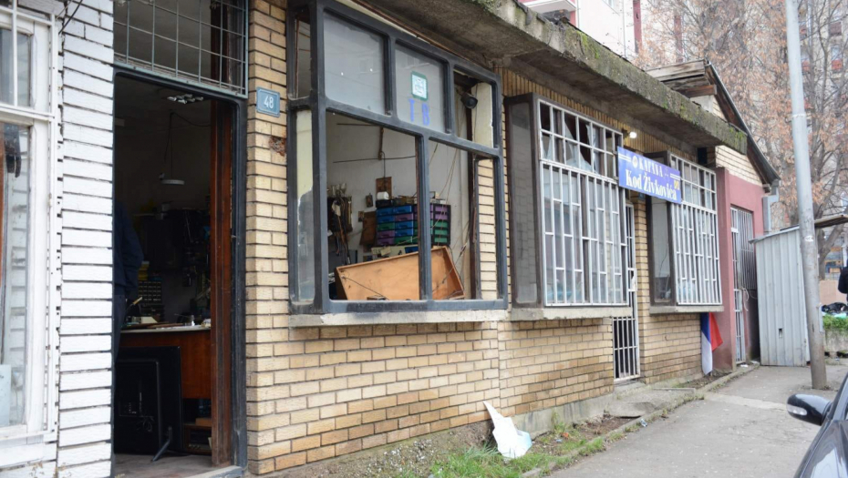 VANDALI PUCALI NA SRBE U KOSOVSKOJ MITROVICI Policija sve nemo posmatrala!