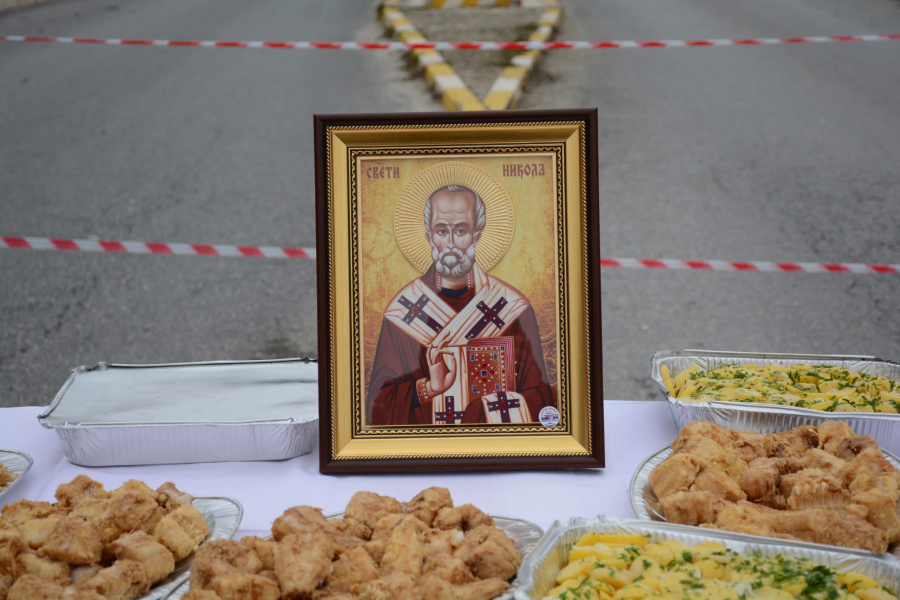 ZBOG KURTIJEVOG TERORA SRBI SU OBELEŽILI SVETOG NIKOLU U RUDARU Nikoljdan kod časnog krsta na barikadama!