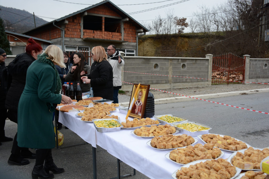 ZBOG KURTIJEVOG TERORA SRBI SU OBELEŽILI SVETOG NIKOLU U RUDARU Nikoljdan kod časnog krsta na barikadama!