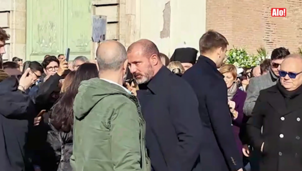 DEKI STANKOVIĆ NE MOŽE DA SAKRIJE SUZE... Tužna povorka krenula ka groblju (VIDEO)