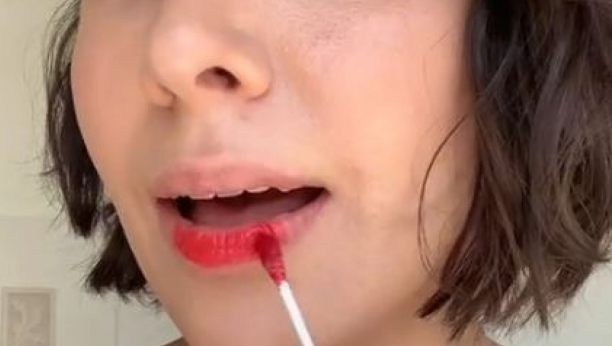 SVETSKI HIT JE BOJENJE USANA HRANOM Nijanse su savršene, duže stoje od kupovnog karmina, a potpuno je prirodno