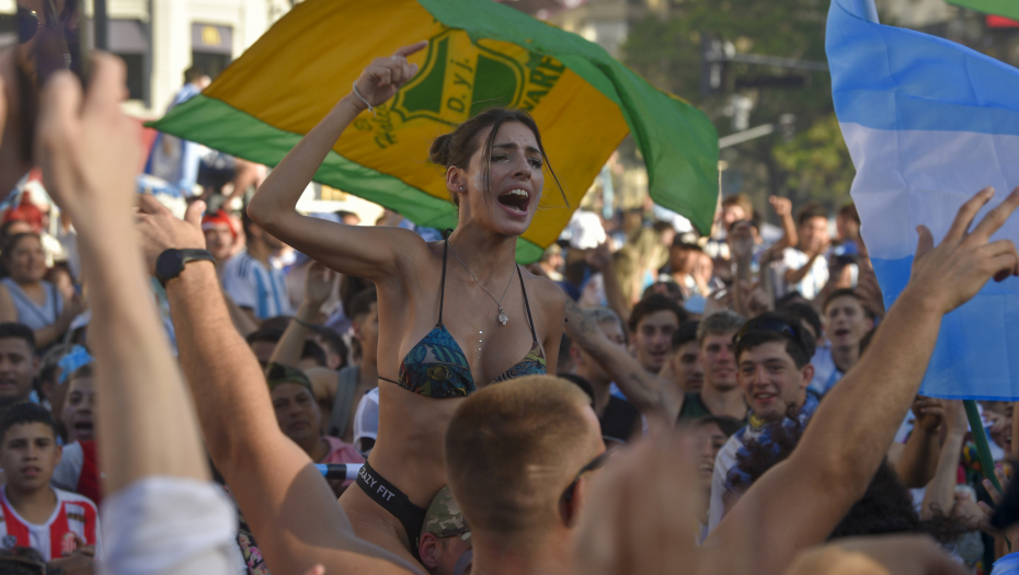 MUŠKARCI ZBOG NJIH DVE NISU GLEDALI UTAKMICU Argentinske lepotice se skinule na tribinama i pokazale gole grudi (FOTO)