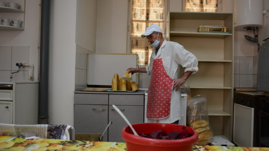 NI HRANU IM NE DAJU! Zbog upada kosovske policije na sever korisnici Narodne kuhinje sa strahom idu po obroke (FOTO)