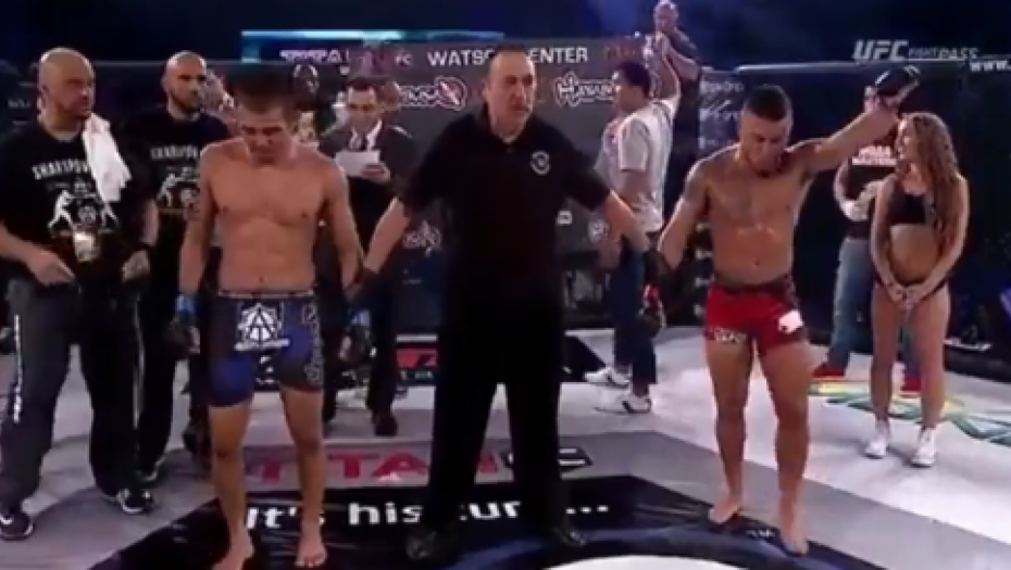 ŠOKANTNA SCENA MMA borac brutalno nokautirao devojku, a sve zbog sudijske odluke (VIDEO)