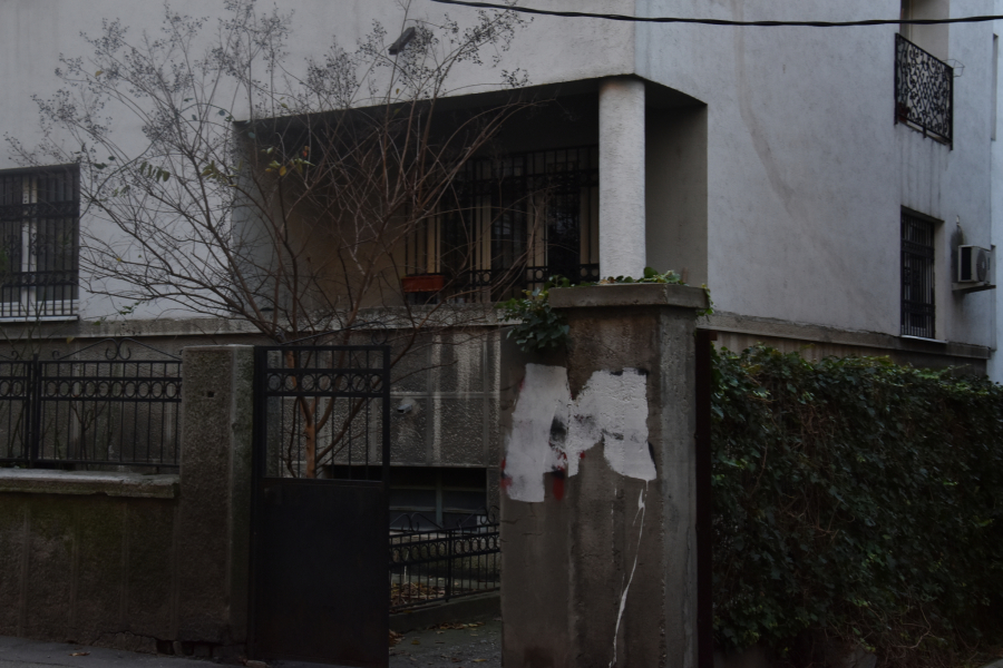 DA SE NAJEŽIŠ! DOM ZAVIJEN U CRNO Ispred Laćinog doma zastrašujuća tišina, komšije van sebe, Futa ne izlazi iz kuće! (FOTO)