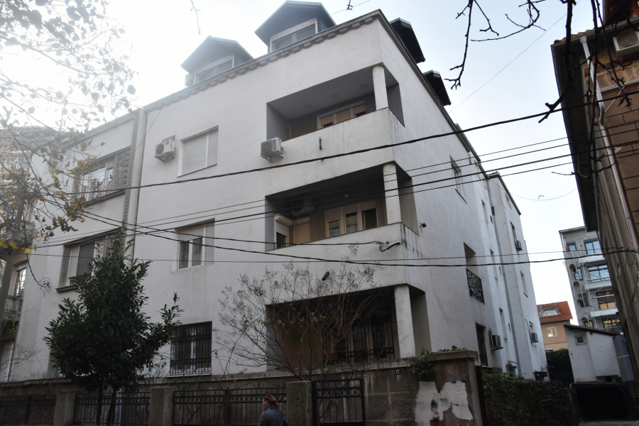 DA SE NAJEŽIŠ! DOM ZAVIJEN U CRNO Ispred Laćinog doma zastrašujuća tišina, komšije van sebe, Futa ne izlazi iz kuće! (FOTO)