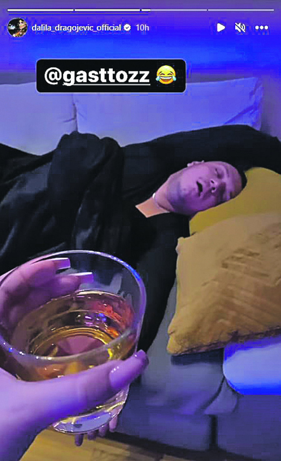 DOMAĆIN Gastoz zaspao na sopstvenoj slavi (FOTO)