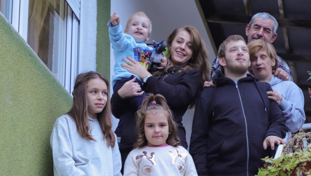 SRBI SE UJEDINILI I SPASLI JOŠ JEDNU PORODICU Mali Pavle je u svom novom domu!