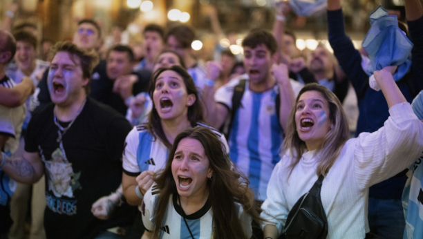 POTPUNO LUDILO NA ULICAMA, MUŠKARCI NISU ZNALI GDE PRE DA GLEDAJU Devojke se skidale gole na proslavi Argentine u Buenos Ajresu (VIDEO)