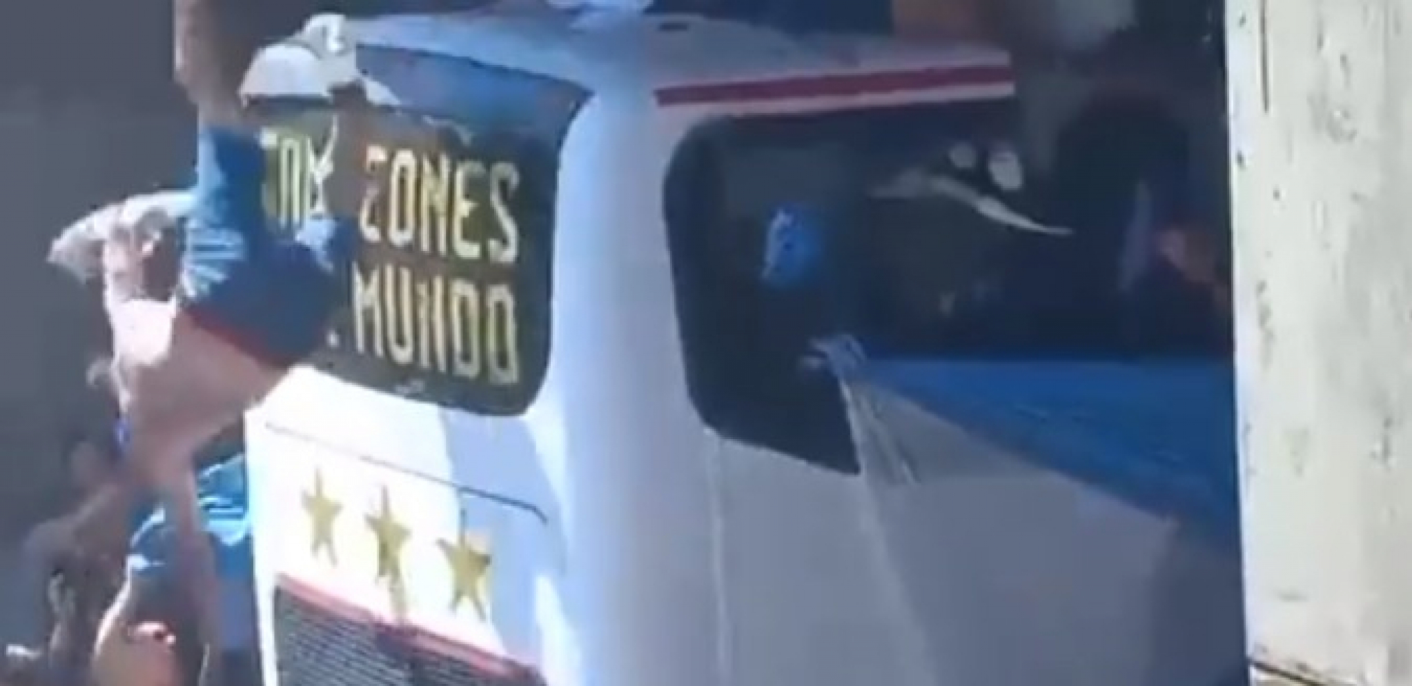 UZNEMIRUJUĆE SCENE U BUENOS AJRESU Navijač pokušao da sa mosta skoči u autobus sa fudbalerima, pa pao sa veliki visine (VIDEO)