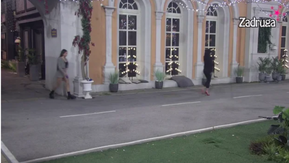 "NAJAVILI SU DA ĆE IMATI NEŠTO ZA NOVU GODINU" Skandal u "beloj kući", zadrugarka jeca, A ONI SU SE PRED SVIMA POLJUBILI