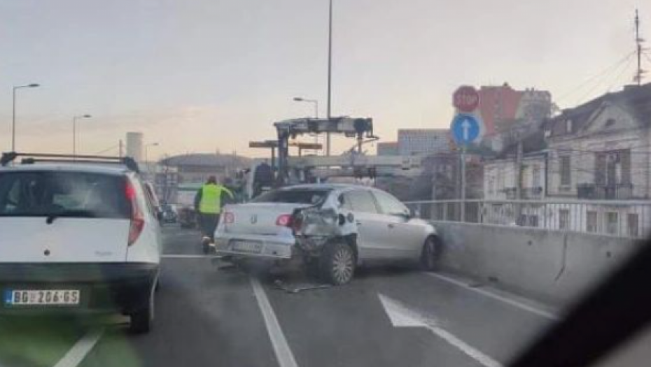 NESREĆA U BEOGRADU Sudar autobusa i automobila kod Sajma (FOTO)