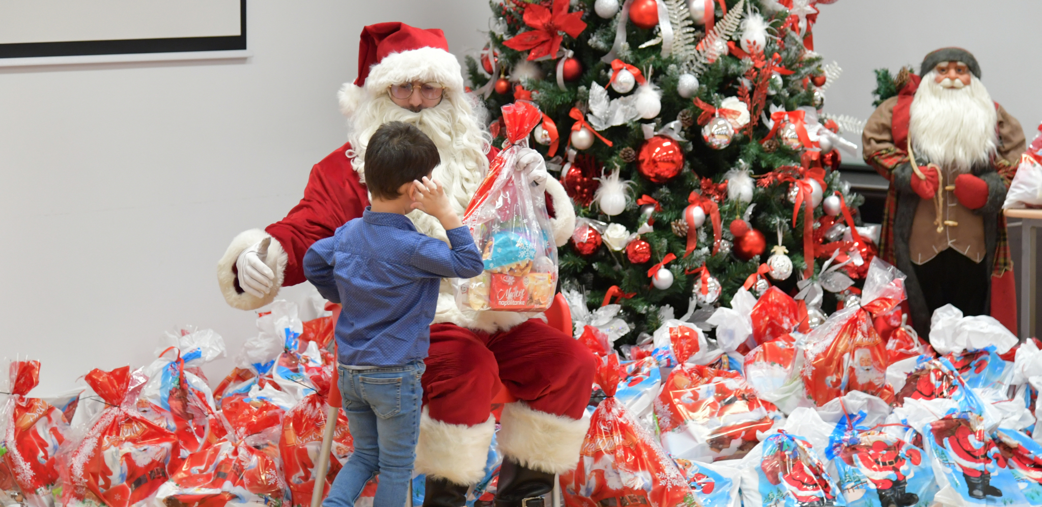 NEKA PRAZNIČNA BAJKA POČNE Novogodišnji karavan „Dunav osiguranja“ kreće širom zemlje sa poklonima za mališane