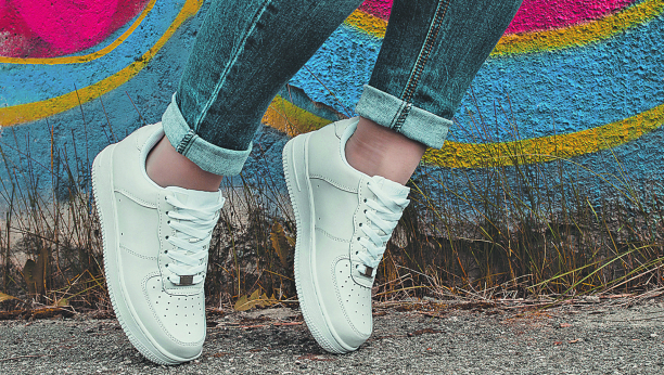 NIKADA NE BISTE POGODILI Evo čemu služi dodatna rupica na patikama (VIDEO)