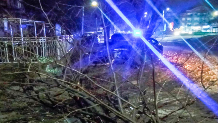 TRI OSOBE POVREĐENE KADA SE AUTOMOBIL ZAKUCAO U DRVO U ZAJEČARU Motor ispao iz vozila i leteo 20 metara