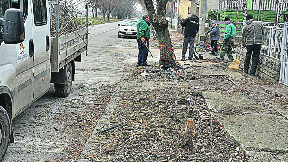 TRI OSOBE POVREĐENE KADA SE AUTOMOBIL ZAKUCAO U DRVO U ZAJEČARU Motor ispao iz vozila i leteo 20 metara