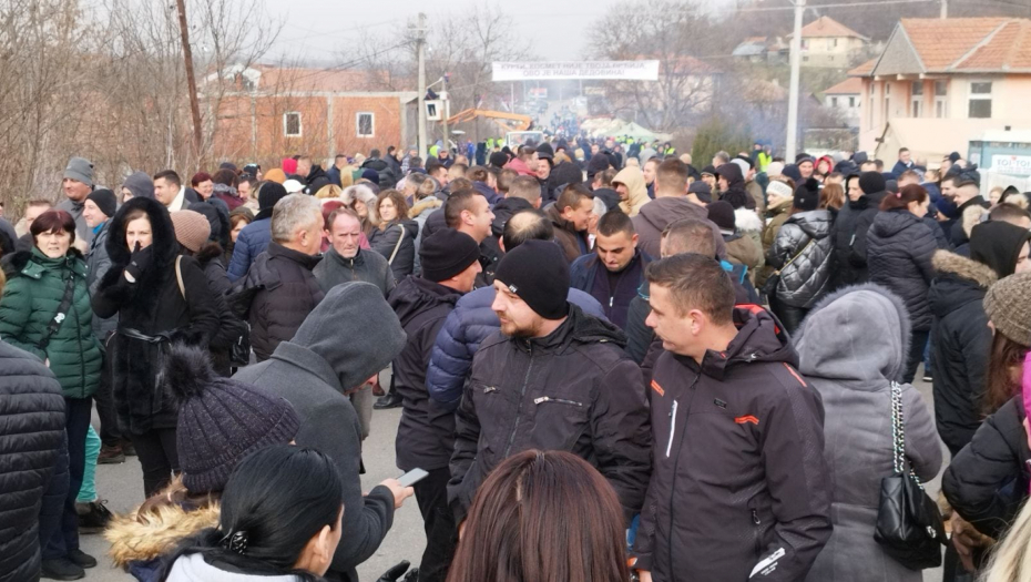 VELIKI MITING U RUDARU Srbi razvili transparent: 