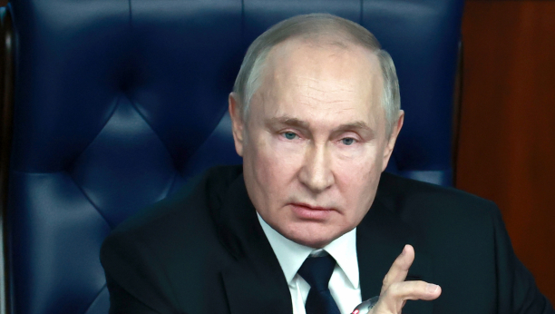 "SAMO POGLEDAJTE PUTINOVU RUKU" Oksfordski profesor izneo šok teoriju o ruskom lideru (VIDEO)