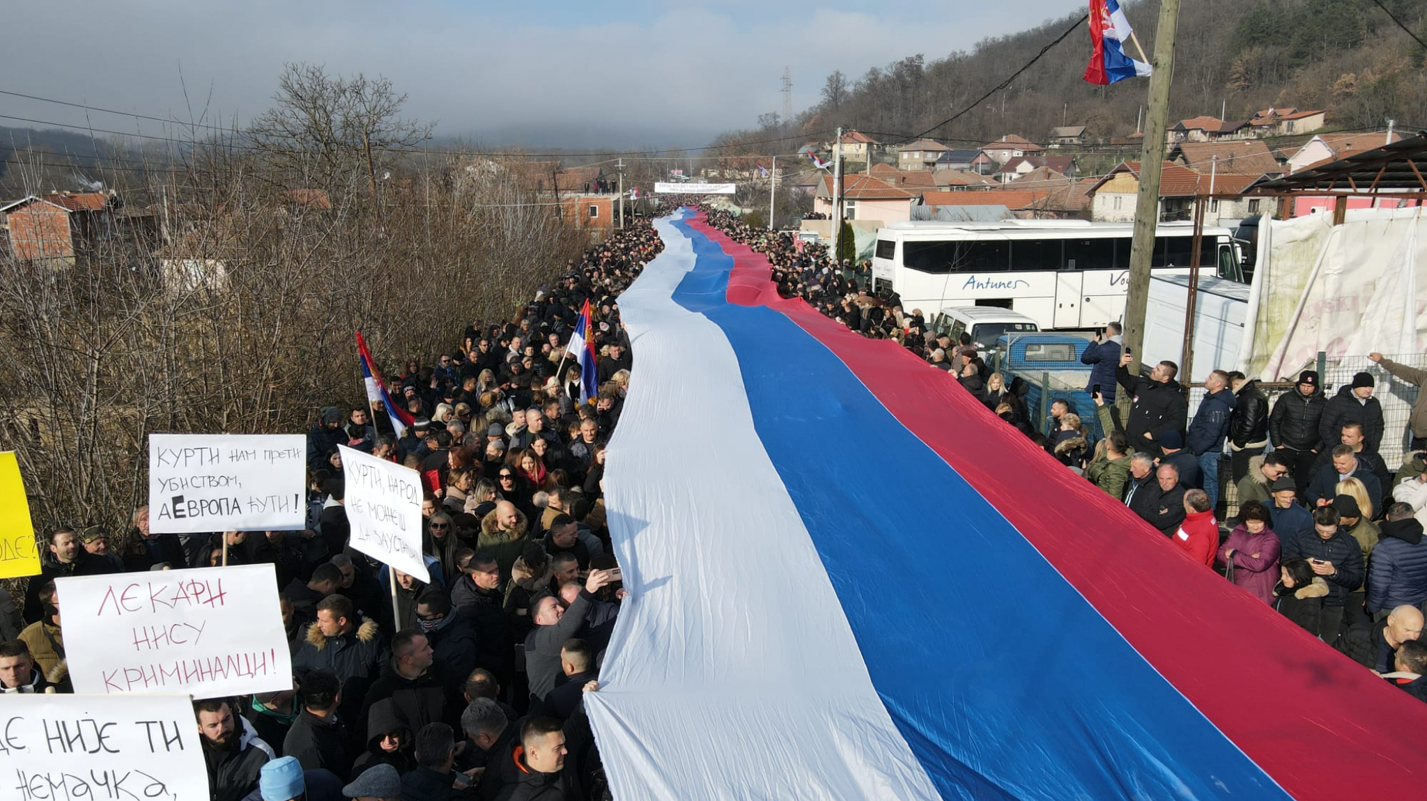 SRBI NA KiM NIKAD NEĆE PRISTATI NA PROGON! Narod na protestu razvio zastavu dugu 250 metara (FOTO)