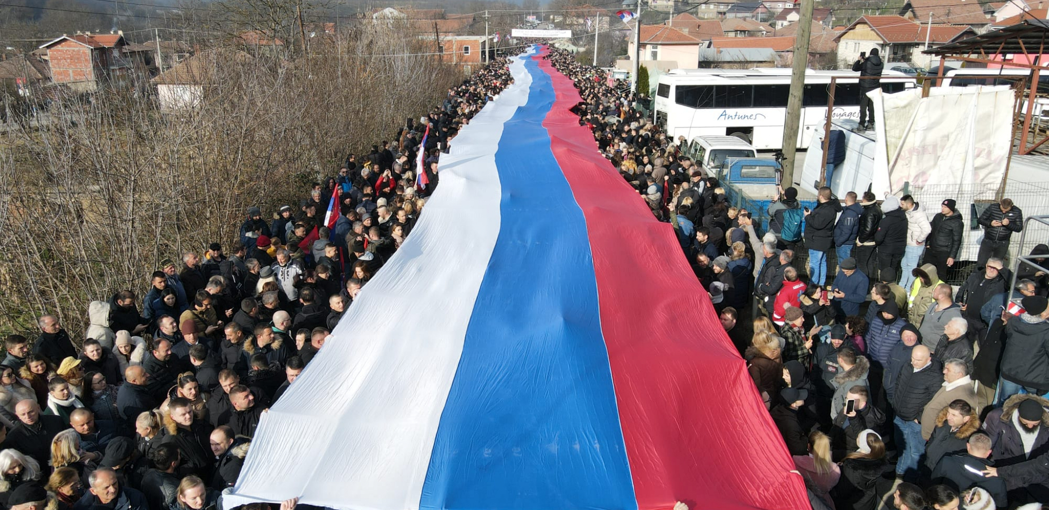 SRBI NA KiM NIKAD NEĆE PRISTATI NA PROGON! Narod na protestu razvio zastavu dugu 250 metara (FOTO)
