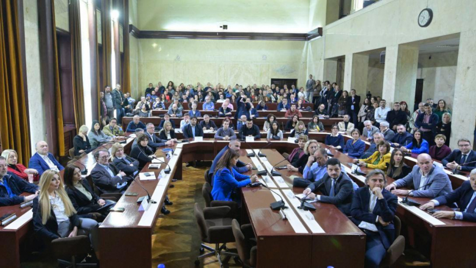 VESIĆ: UBRZANI RAZVOJ I VEĆE PLATE U ŽELEZNICI