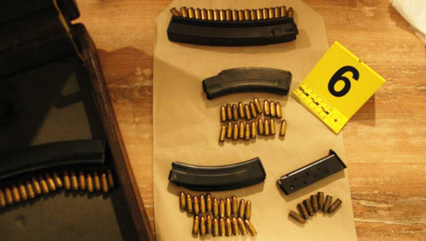 NAORUŽAN KAO DA SE SPREMAO ZA RAT Policija pronašla automatsku pušku, dva pištolja i više od 120 metaka