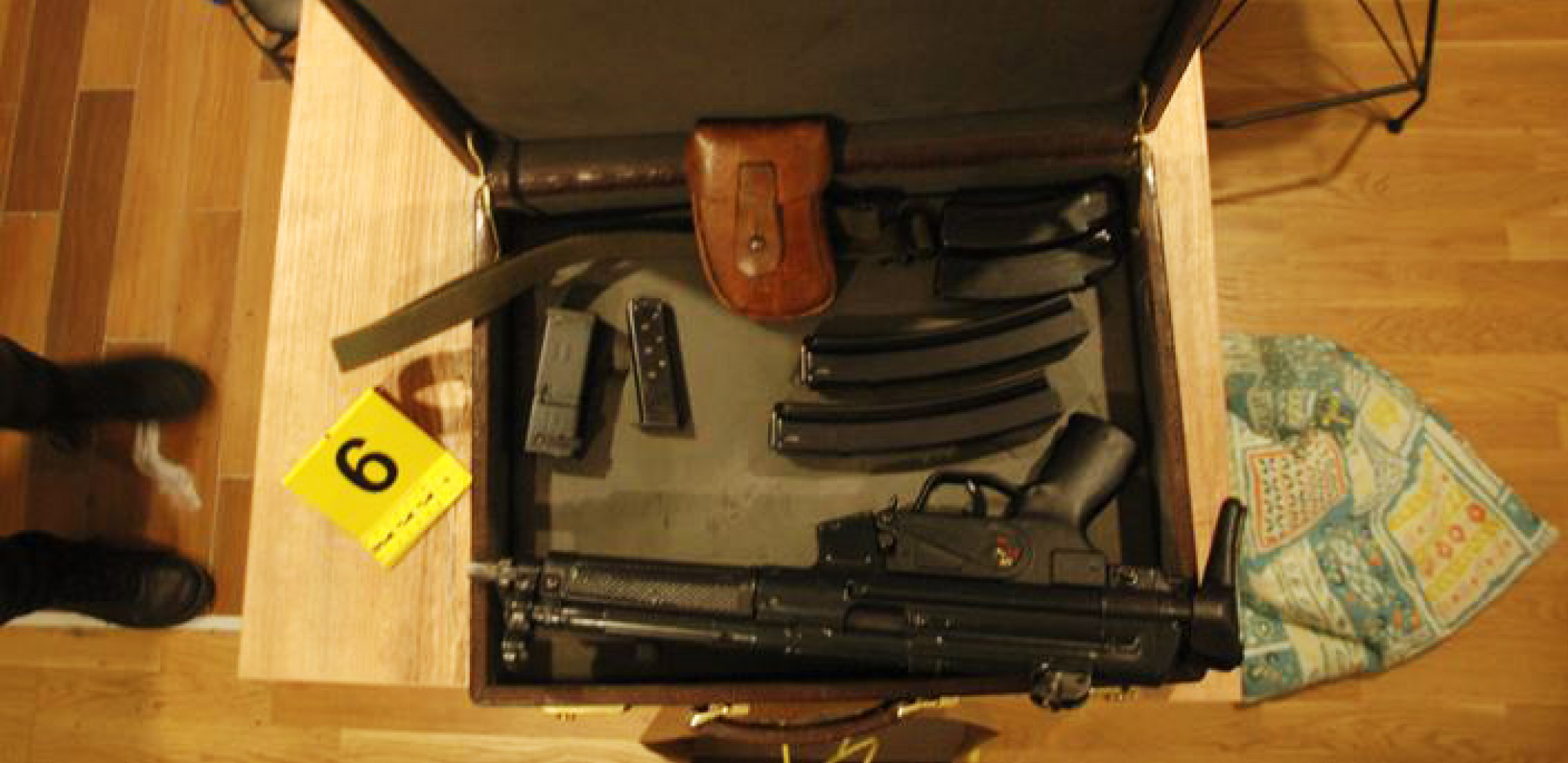 U PRIŠTINI ARSENALI ORUŽJA I DROGE NA IZVOLTE; Deset osoba uhapšeno u policijskoj raciji