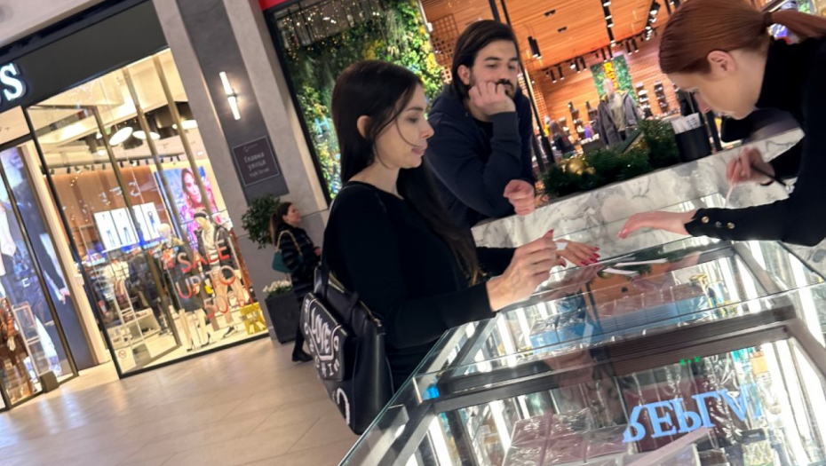 EKSKLUZIVNO! PAPARACO ALO! ULOVIO SLOBINU PRVU SNAJKU I UNUKA KAKO ŠOPINGUJU Milica i Marko rasipaju Miloševićeve pare!