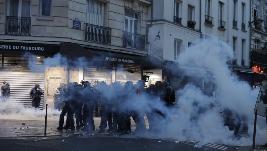 HAOS U PARIZU! Masovni neredi zbog napada, suzavac na ulicama