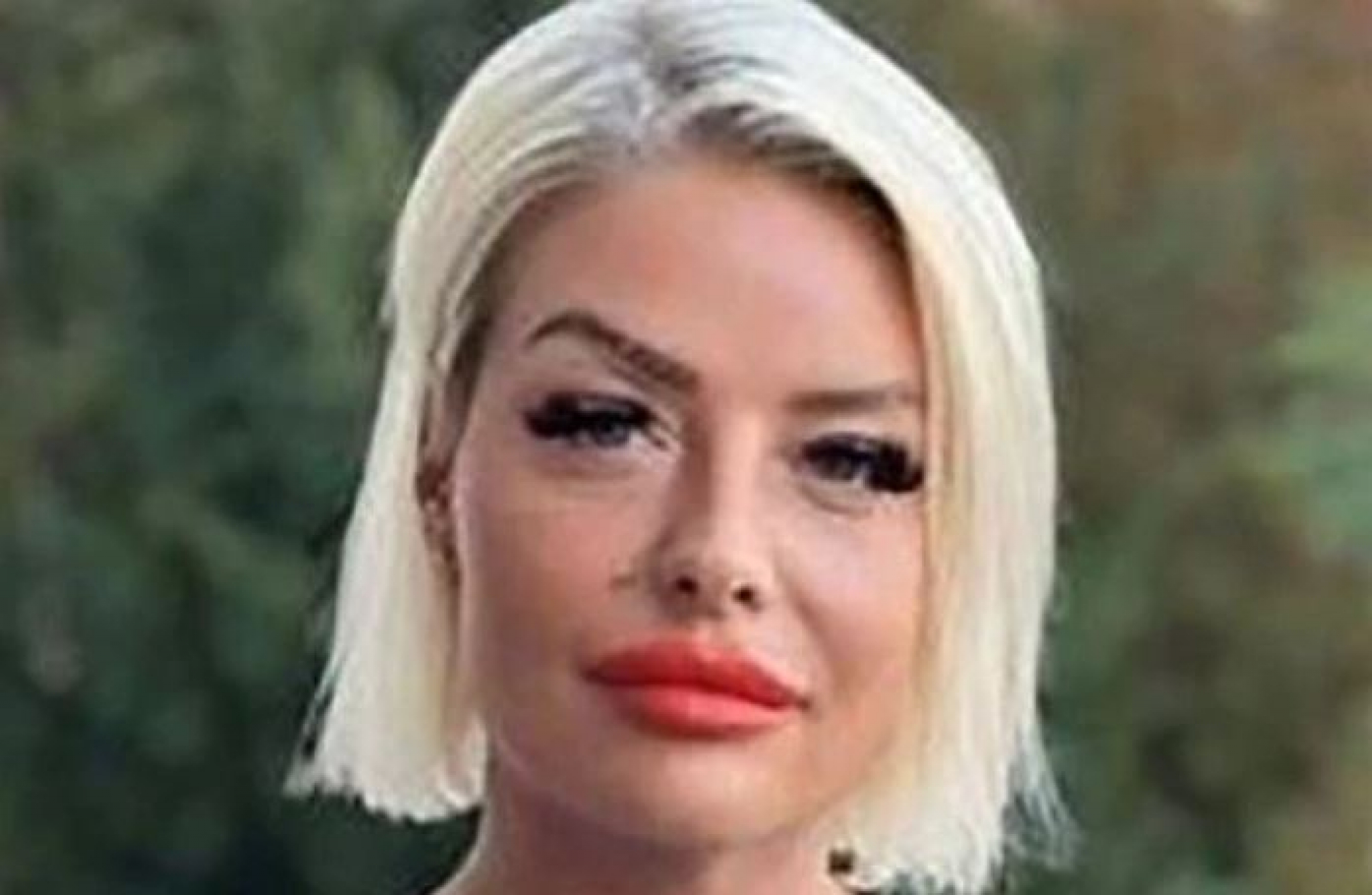 CELA NEMAČKA TRAŽI OPAKU PLAVUŠU SA TETOVAŽAMA Opljačkala svoju firmu i pobegla u Srbiju?