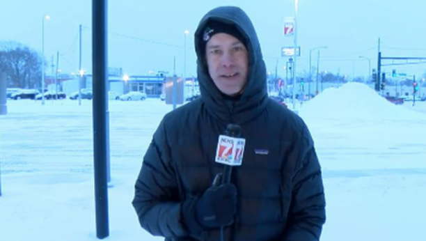 NA TRENUTAK PROMENIO PROFESIJU Javljanje sportskog novinara usred snežne oluje postalo hit na mrežama (VIDEO)