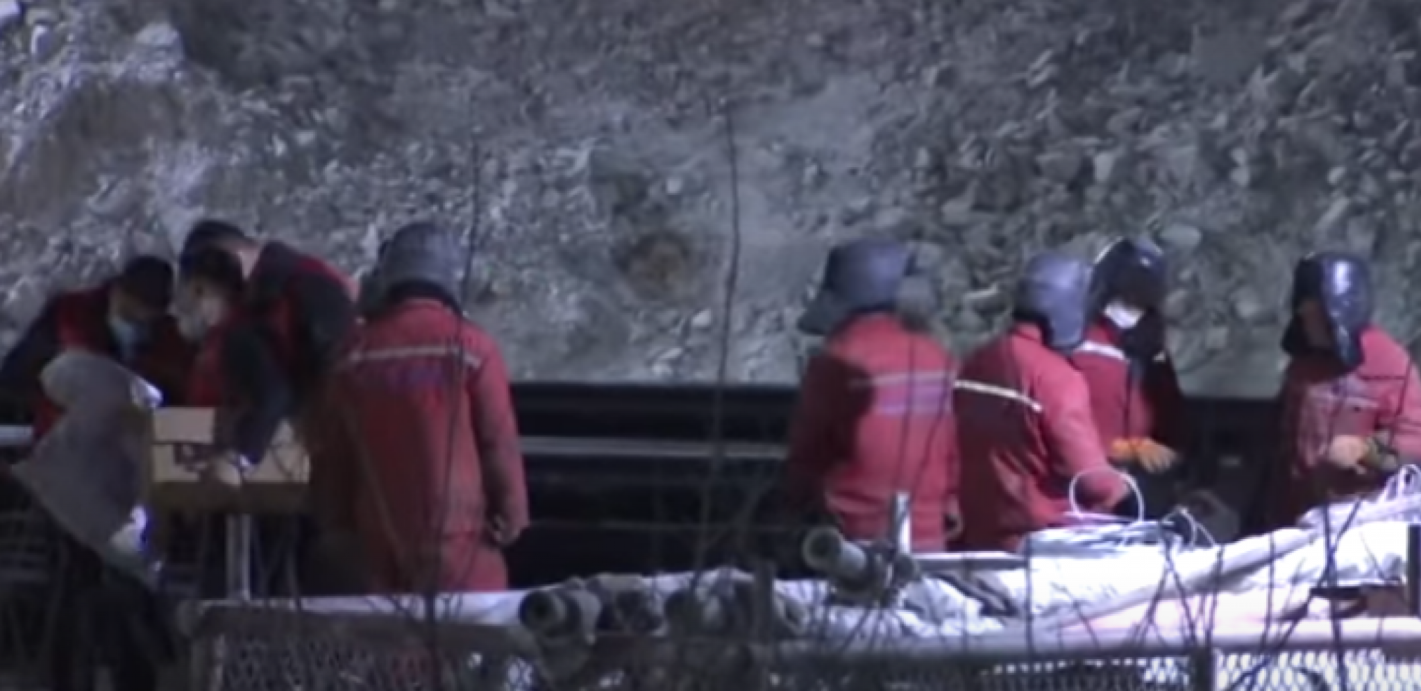 DRAMATIČNO! ZATRPANI LJUDI U RUDNIKU ZLATA Spasioci se bore da lociraju nestalih 18 rudara u Kini
