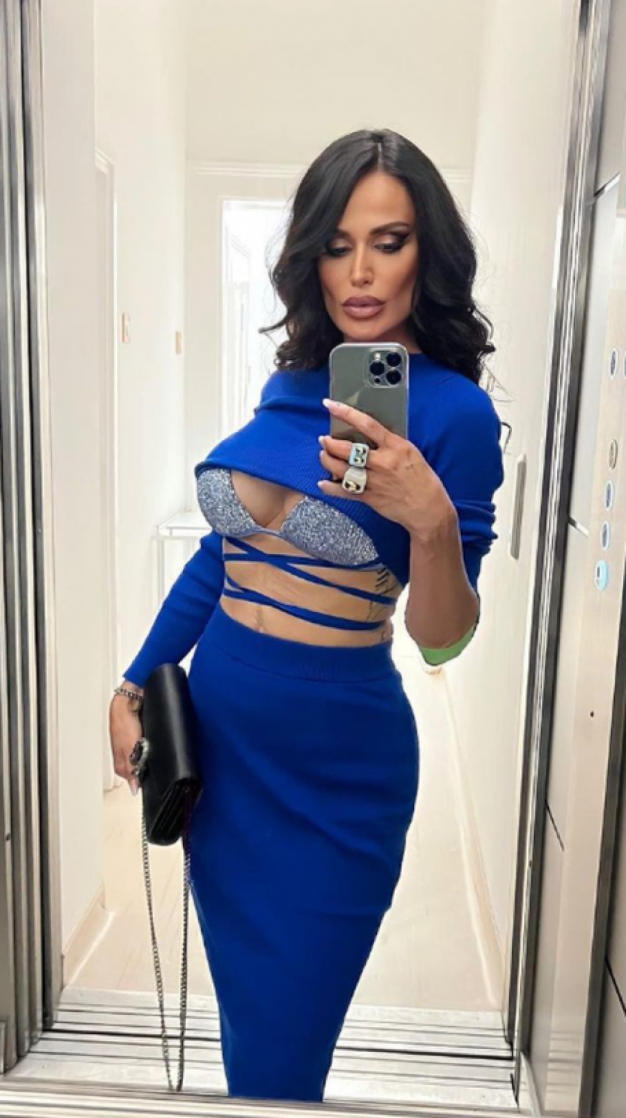 TEBI NEMA RAVNE Pevačica usijala društvene mreže, dovela liniju do savršenstva (FOTO)