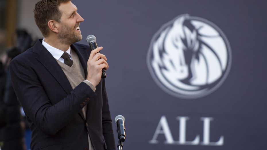 LEGENDI U ČAST Otkrivena statua Dirka Novickog (VIDEO)