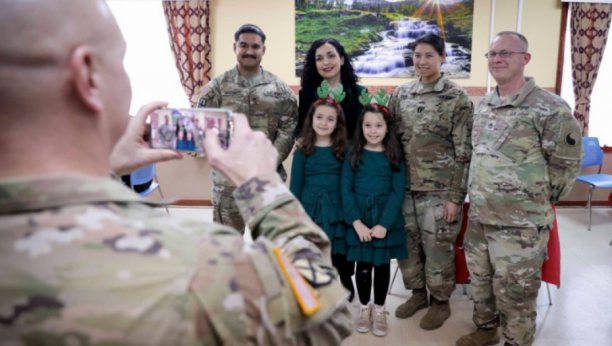 KURTIJEVA VEŠTICA OTIŠLA U BONDSTIL! Vjosa otišla kod američkih vojnika: Naša veza je jača nego ikada