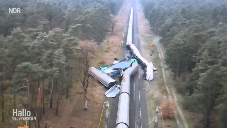 VOZ SA 70 VAGONA ISKOČIO IZ ŠINA Drama u SAD - iscurila opasna materija