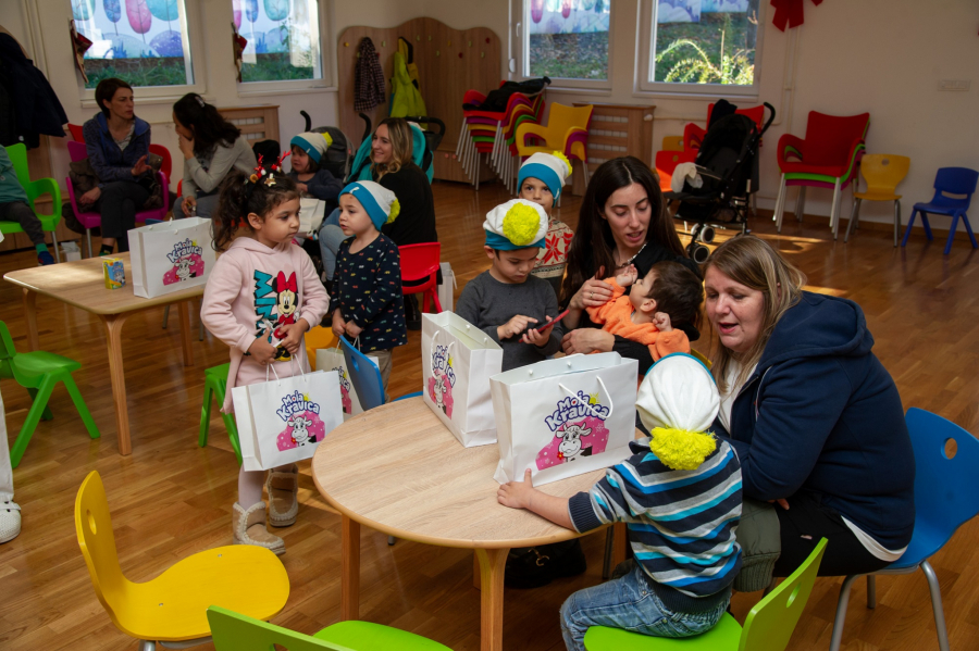 MOJA KRAVICA ČOKOLADNO MLEKO I NOVOGODIŠNJI POKLONI ZA DECU BEZ RODITELJSKOG STARANJA