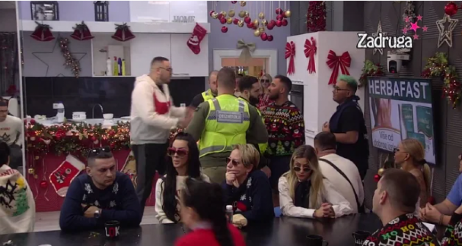 CARU POPUSTILE KOČNICE Nastao totalni haos, obezbeđenje hitno opkolilo crni sto