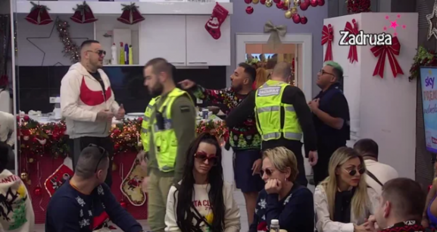 CARU POPUSTILE KOČNICE Nastao totalni haos, obezbeđenje hitno opkolilo crni sto