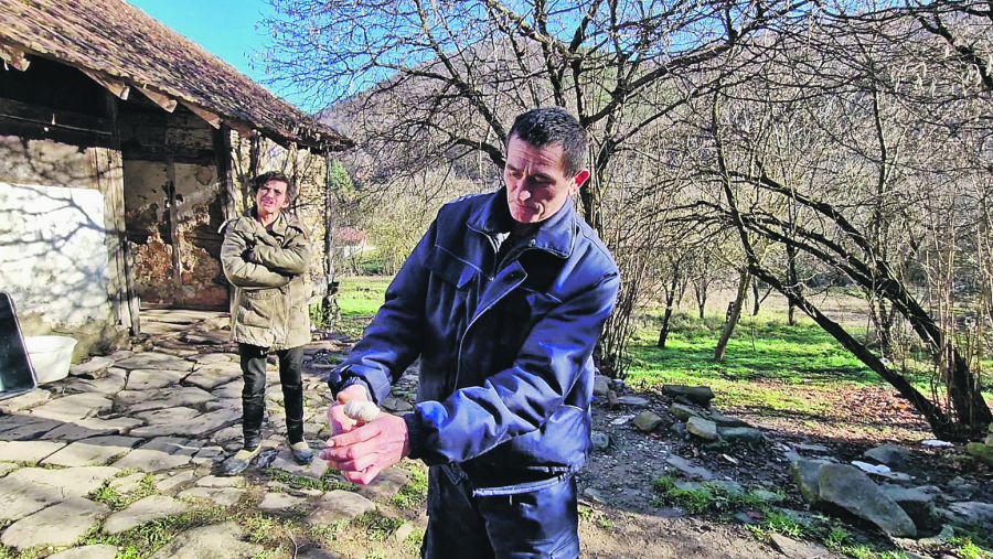 RAFALIMA SU TUKLI PO SRPSKIM KUĆAMA! Ekskluzivno Alo! u Zubinom Potoku blizu baze ROSU specijalaca gde je u nedelju pucano na goloruk narod