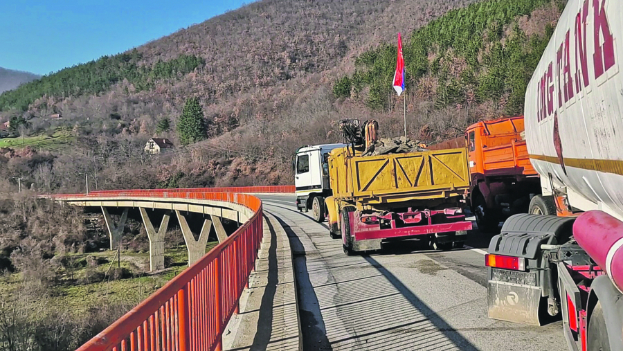 RAFALIMA SU TUKLI PO SRPSKIM KUĆAMA! Ekskluzivno Alo! u Zubinom Potoku blizu baze ROSU specijalaca gde je u nedelju pucano na goloruk narod