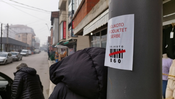SRAMNI PLAKATI U BOŠNJAČKOJ MAHALI Zovu na bojkot srpske robe, Kurtijeva policija ne reaguje! (FOTO)