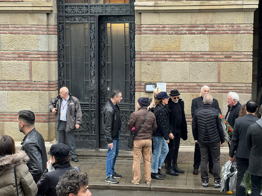 SUZE ISPUNILE NOVO GROBLJE Mnogobrojna porodica i prijatelji pristižu na Laćinu sahranu (FOTO/VIDEO)