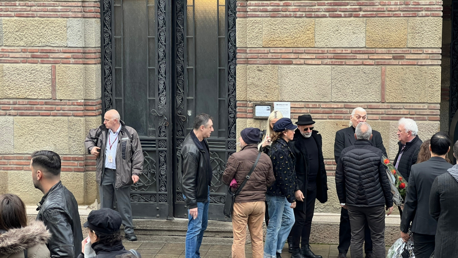 SUZE ISPUNILE NOVO GROBLJE Mnogobrojna porodica i prijatelji pristižu na Laćinu sahranu (FOTO/VIDEO)