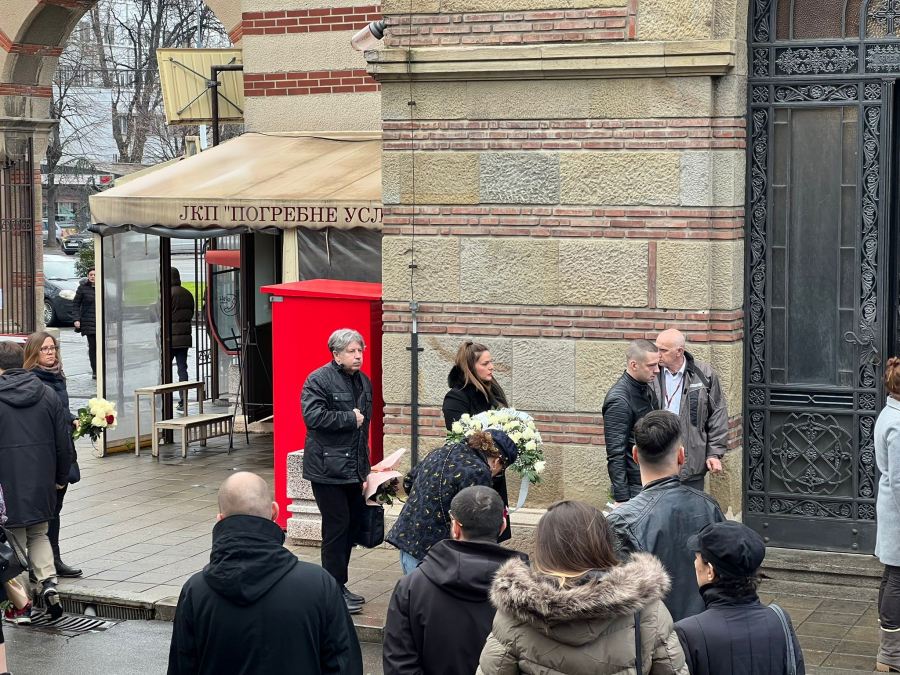 SUZE ISPUNILE NOVO GROBLJE Mnogobrojna porodica i prijatelji pristižu na Laćinu sahranu (FOTO/VIDEO)