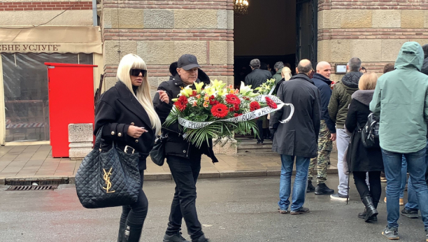 MUK NA NOVOM GROBLJU Dara Bubamara pristigla na sahranu Milana Laće Radulovića (FOTO/VIDEO)