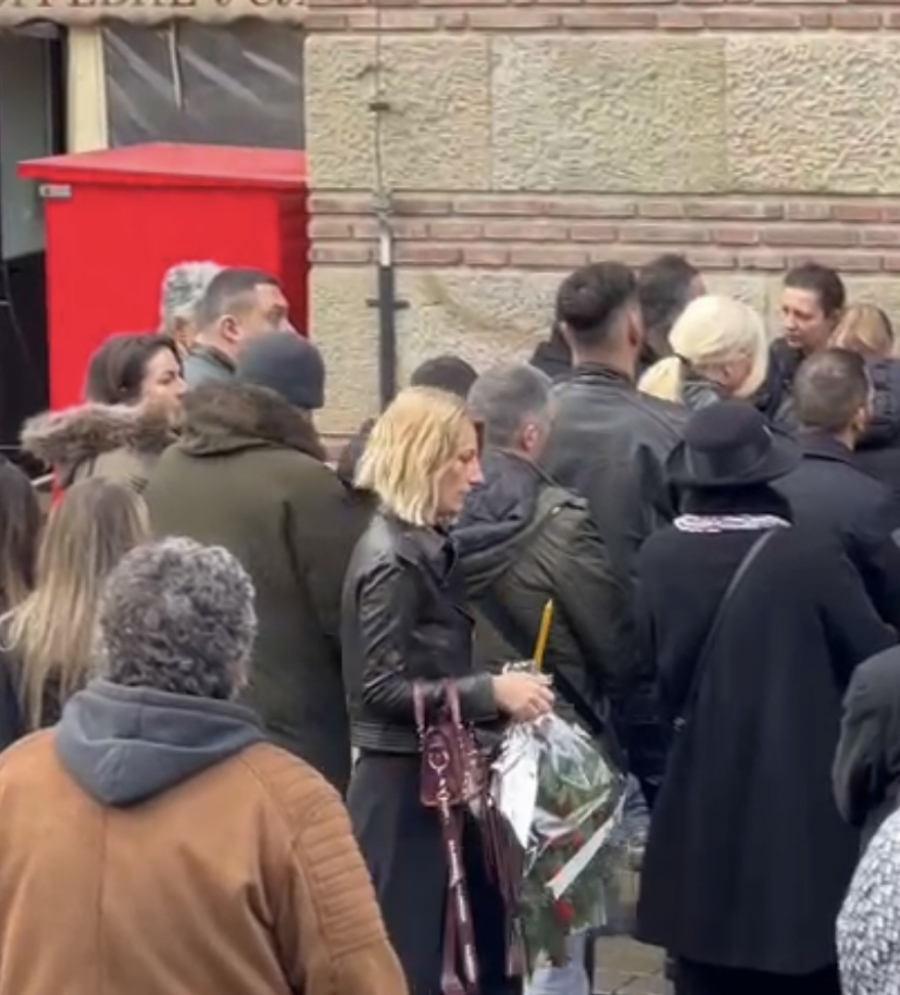 ESTRADA NE PRESTAJE DA PRISTIŽE Matić i Bekuta nemi od tuge,  pevačica jedva stoji na nogama (FOTO/VIDEO)