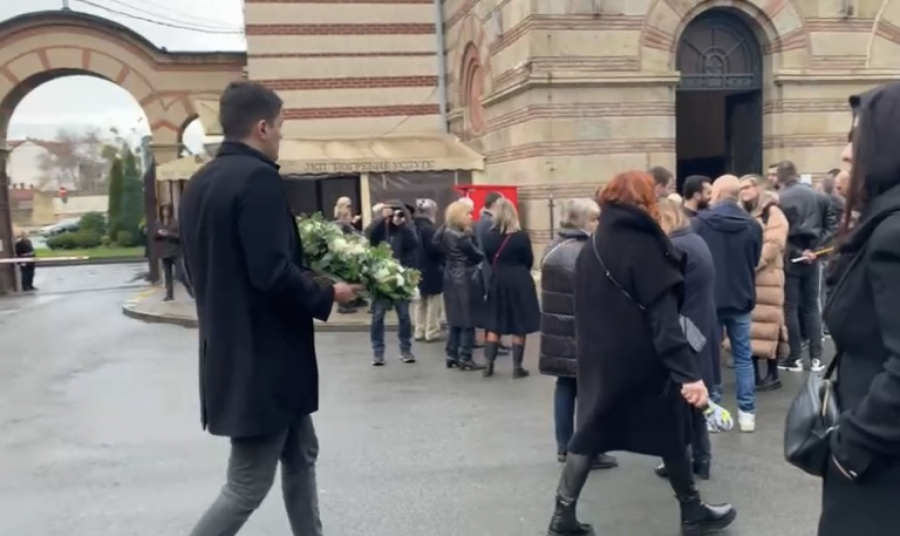 ESTRADA NE PRESTAJE DA PRISTIŽE Matić i Bekuta nemi od tuge,  pevačica jedva stoji na nogama (FOTO/VIDEO)