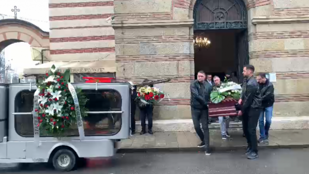 ZAVRŠENO OPELO NA NOVOM GROBLJU Tužna povorka nemo korača ka mestu gde će Laća biti sahranjen (FOTO/VIDEO)